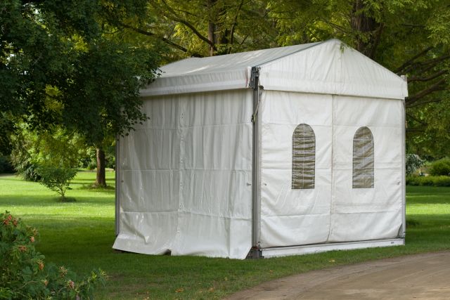 Potřebujete párty stan? Přečtěte si, podle čeho vybrat ten správný