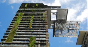 Vertikální zahrady. Moderní budovu One Central Park v Sydney navrhli architekti s ohledem na ekologickou udržitelnost., zdroj: https://wikimedia.org