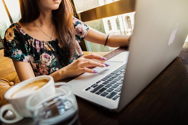 Půjčku sjednáte už i online z pohodlí vašeho domova