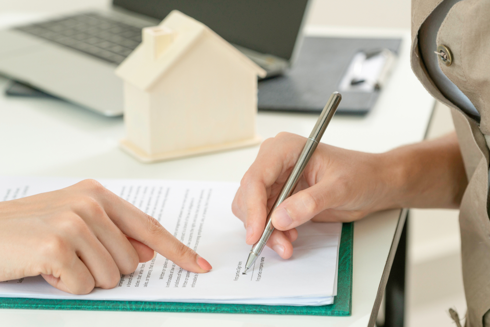 Client,signs,document,regarding,real,estate,activity.,lawyer,or,real