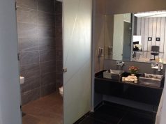 bathroom 437210 640