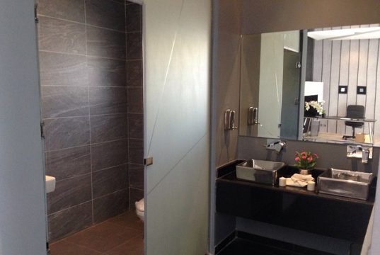bathroom 437210 640